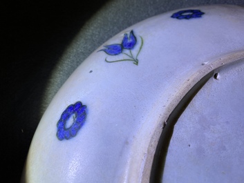 Un plat polychrome en c&eacute;ramique d'Iznik &agrave; d&eacute;cor floral, Turquie, fin du 16&egrave;me