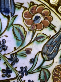 Un plat polychrome en c&eacute;ramique d'Iznik &agrave; d&eacute;cor floral, Turquie, vers 1600