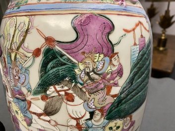 Deux vases en porcelaine de Chine famille rose, 19&egrave;me