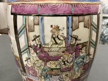 Deux vases en porcelaine de Chine famille rose, 19&egrave;me