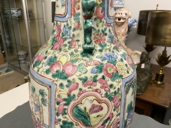 Deux vases en porcelaine de Chine famille rose, 19&egrave;me