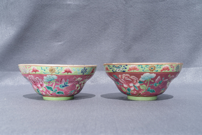 Une paire de bols en porcelaine de Chine famille rose pour le march&eacute; Straits ou Peranakan, 19&egrave;me