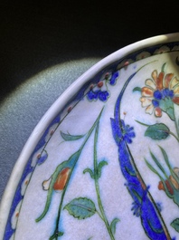 Un plat polychrome en c&eacute;ramique d'Iznik &agrave; d&eacute;cor floral, Turquie, fin du 16&egrave;me