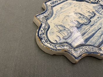 Une plaque en fa&iuml;ence de Delft en bleu et blanc &agrave; sujet maritime, 18&egrave;me