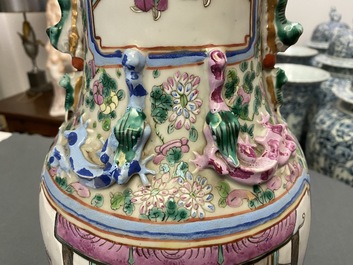 Deux vases en porcelaine de Chine famille rose, 19&egrave;me