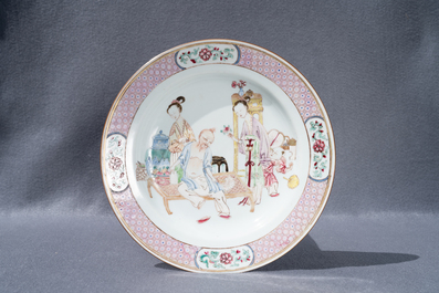 Une assiette en porcelaine de Chine famille rose au dos rouge de rubis, Yongzheng