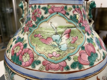 Deux vases en porcelaine de Chine famille rose, 19&egrave;me