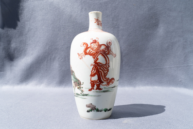 Un vase en porcelaine de Chine famille verte &agrave; d&eacute;cor de Zhong Kui, Kangxi