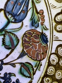 Un plat polychrome en c&eacute;ramique d'Iznik &agrave; d&eacute;cor floral, Turquie, vers 1600