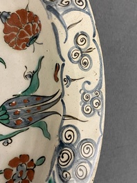 Un plat polychrome en c&eacute;ramique d'Iznik &agrave; d&eacute;cor floral, Turquie, fin du 16&egrave;me