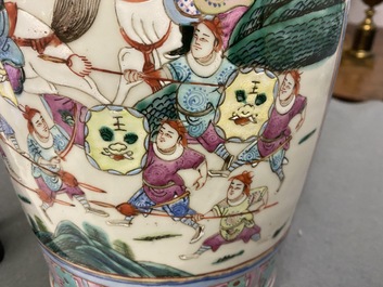 Deux vases en porcelaine de Chine famille rose, 19&egrave;me