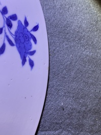 Een Chinese blauw-witte schotel met ruiters te paard, Chenghua merk, Kangxi