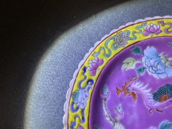 Une assiette en porcelaine de Chine famille rose &agrave; fond rose pour le march&eacute; Straits ou Peranakan, 19&egrave;me