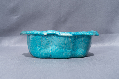 Un lave-pinceaux en porcelaine de Chine turquoise monochrome en forme de feuille de lotus, 18/19&egrave;me