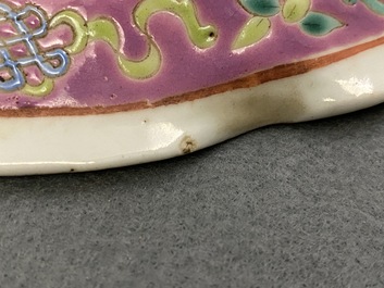 Un plat sur piedouche en porcelaine de Chine famille rose pour le march&eacute; Straits ou Peranakan, 19&egrave;me