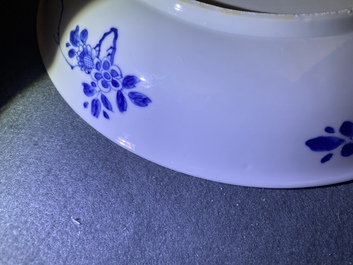 Un plat en porcelaine de Chine en bleu et blanc &agrave; d&eacute;cor d'antiquit&eacute;s, Kangxi