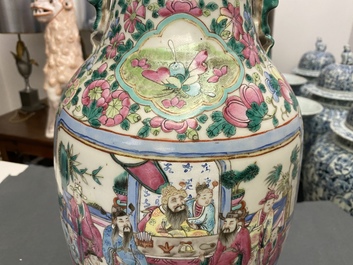 Deux vases en porcelaine de Chine famille rose, 19&egrave;me