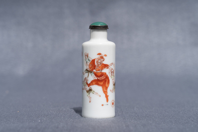 A Chinese famille verte 'Zhong Kui' snuff bottle, 19th C.