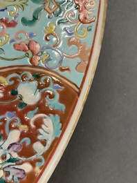 Un grand plat en porcelaine de Chine famille rose, marque de Qianlong, 19&egrave;me