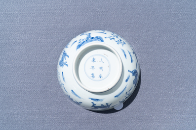 Un bol en porcelaine de Chine en bleu et blanc &agrave; d&eacute;cor des 'Huit chevaux de Mu Wang', marque de Yongle, Kangxi