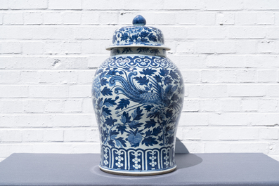 Une paire de vases couverts en porcelaine de Chine en bleu et blanc &agrave; d&eacute;cor de ph&eacute;nix, 19&egrave;me