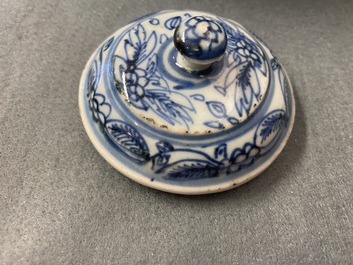 Une verseuse &agrave; vin couverte en porcelaine de Chine en bleu et blanc, Wanli