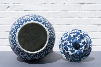 Une paire de vases couverts en porcelaine de Chine en bleu et blanc &agrave; d&eacute;cor de ph&eacute;nix, 19&egrave;me