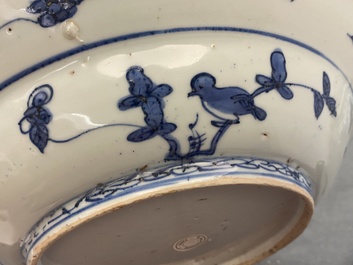 Un plat en porcelaine de Chine en bleu et blanc &agrave; d&eacute;cor de trois b&eacute;liers, Jiajing