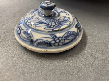 Une verseuse &agrave; vin couverte en porcelaine de Chine en bleu et blanc, Wanli