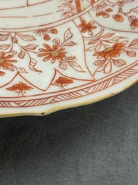 Trois assiettes et deux bols en porcelaine de Chine en rouge de fer et dor&eacute;, Kangxi/Yongzheng