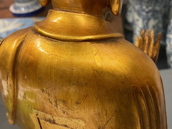 Een Chinese gelakte en vergulde houten figuur van Boeddha, 18/19e eeuw