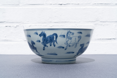 Een Chinese blauw-witte kom met 'De acht paarden van generaal Mu Wang', Yongle merk, Kangxi