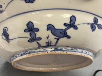 Un plat en porcelaine de Chine en bleu et blanc &agrave; d&eacute;cor de trois b&eacute;liers, Jiajing