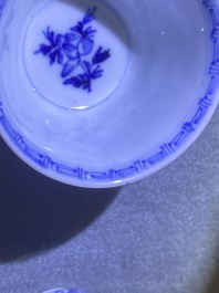 Zes Chinese blauw-witte (deksel-)koppen en schotels, Kangxi