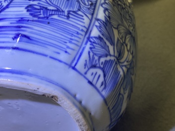 Une verseuse &agrave; vin couverte en porcelaine de Chine en bleu et blanc, Wanli