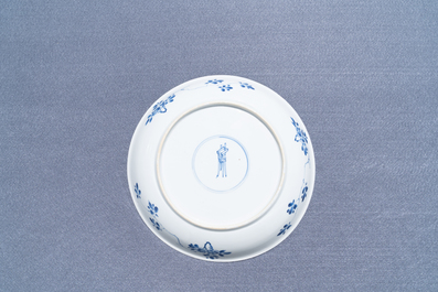 Een Chinese blauw-witte schotel met decor van antiquiteiten, Kangxi