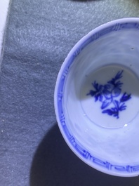 Zes Chinese blauw-witte (deksel-)koppen en schotels, Kangxi