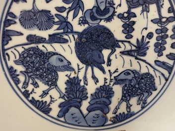 Un plat en porcelaine de Chine en bleu et blanc &agrave; d&eacute;cor de trois b&eacute;liers, Jiajing