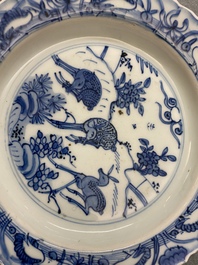 Une assiette en porcelaine de Chine en bleu et blanc de type kraak &agrave; d&eacute;cor de cerfs, Wanli