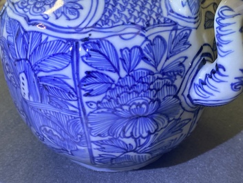 Une verseuse &agrave; vin couverte en porcelaine de Chine en bleu et blanc, Wanli