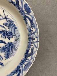 Une assiette en porcelaine de Chine en bleu et blanc de type kraak &agrave; d&eacute;cor de cerfs, Wanli