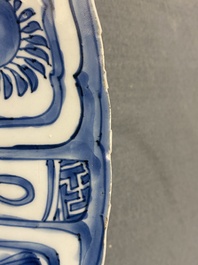 Un plat en porcelaine de Chine en bleu et blanc de type kraak &agrave; d&eacute;cor de cailles, Wanli