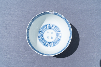 Un bol en porcelaine de Chine en bleu et blanc &agrave; d&eacute;cor des 'Huit chevaux de Mu Wang', marque de Yongle, Kangxi