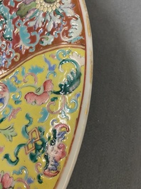 Un grand plat en porcelaine de Chine famille rose, marque de Qianlong, 19&egrave;me