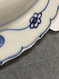 Une assiette en porcelaine de Chine en bleu et blanc de type kraak &agrave; d&eacute;cor de cerfs, Wanli