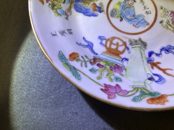 Trois tasses et soucoupes en porcelaine de Chine famille rose &agrave; d&eacute;cor 'Wu Shuang Pu', 19&egrave;me