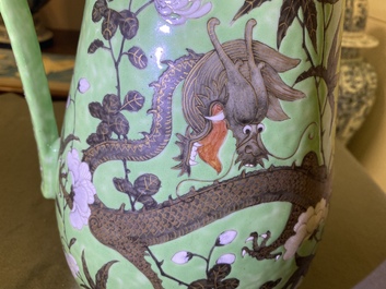 Une grande verseuse et son bassin en porcelaine de Chine famille rose &agrave; d&eacute;cor de dragons, 19&egrave;me