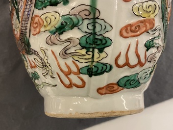 Un vase de forme double gourde en porcelaine de Chine famille verte sur socle en bois, 19/20&egrave;me