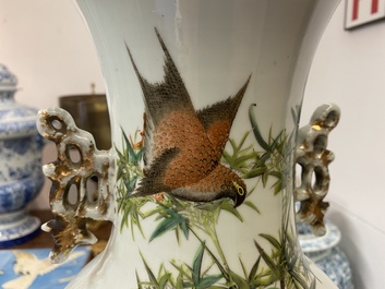 Trois vases en porcelaine de Chine famille rose &agrave; d&eacute;cor d'animaux parmi fleurs, 19/20&egrave;me