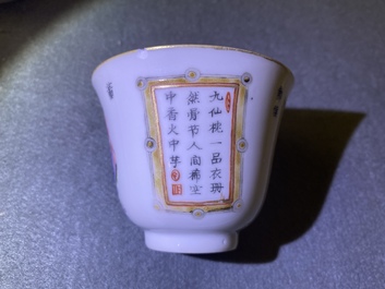 Une paire de tasses et soucoupes en porcelaine de Chine famille rose, 19&egrave;me